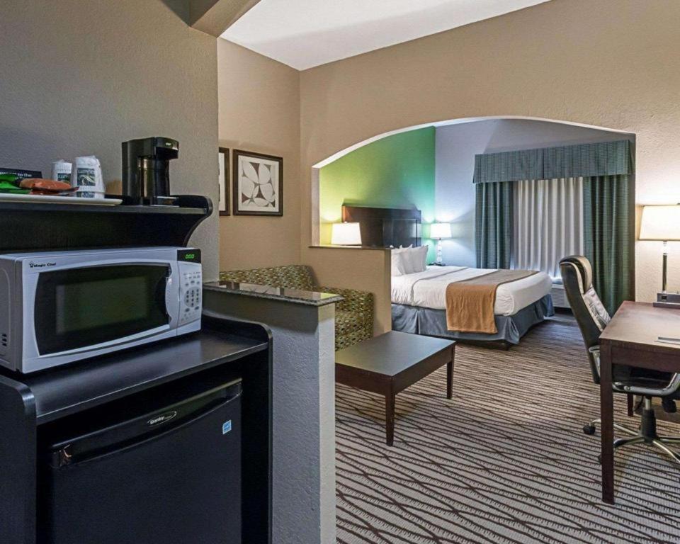 Quality Suites Sulphur Bagian luar foto