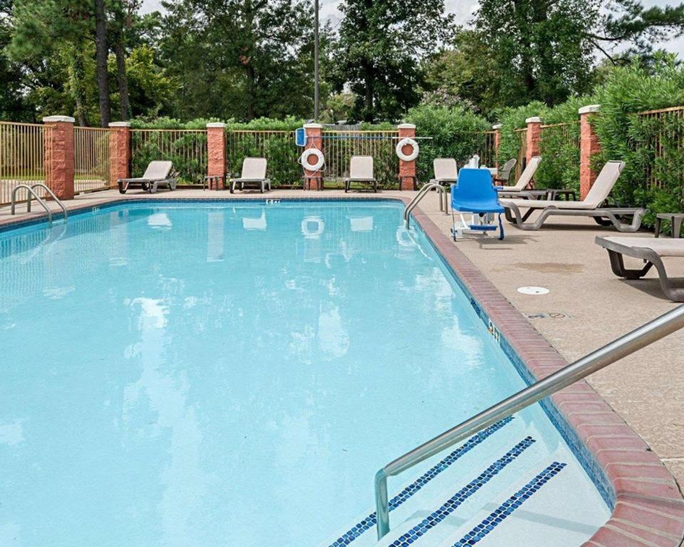 Quality Suites Sulphur Bagian luar foto