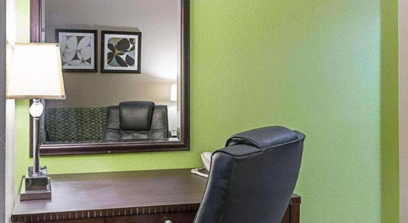 Quality Suites Sulphur Bagian luar foto