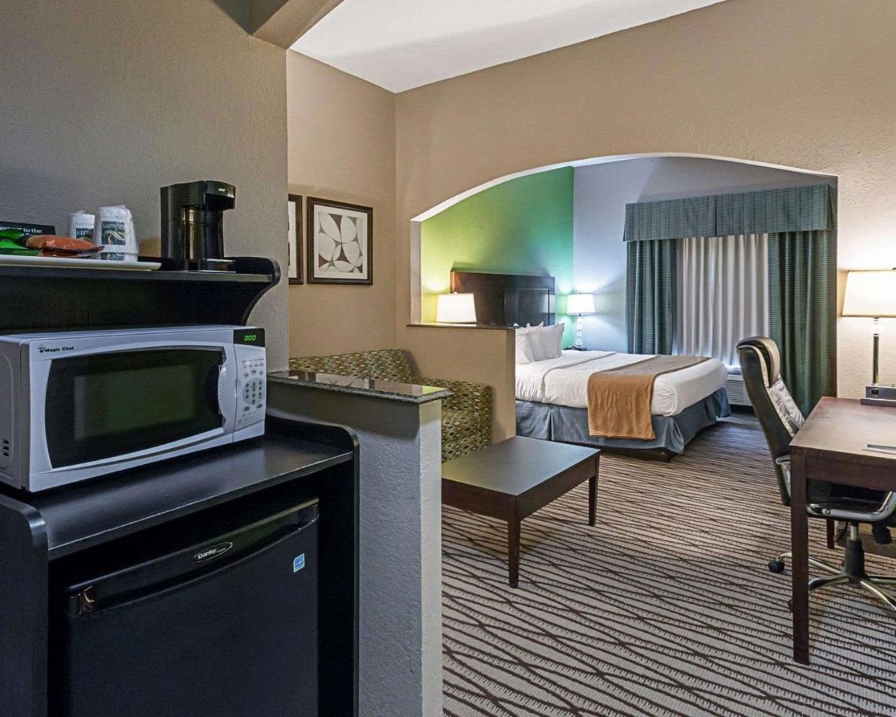 Quality Suites Sulphur Bagian luar foto