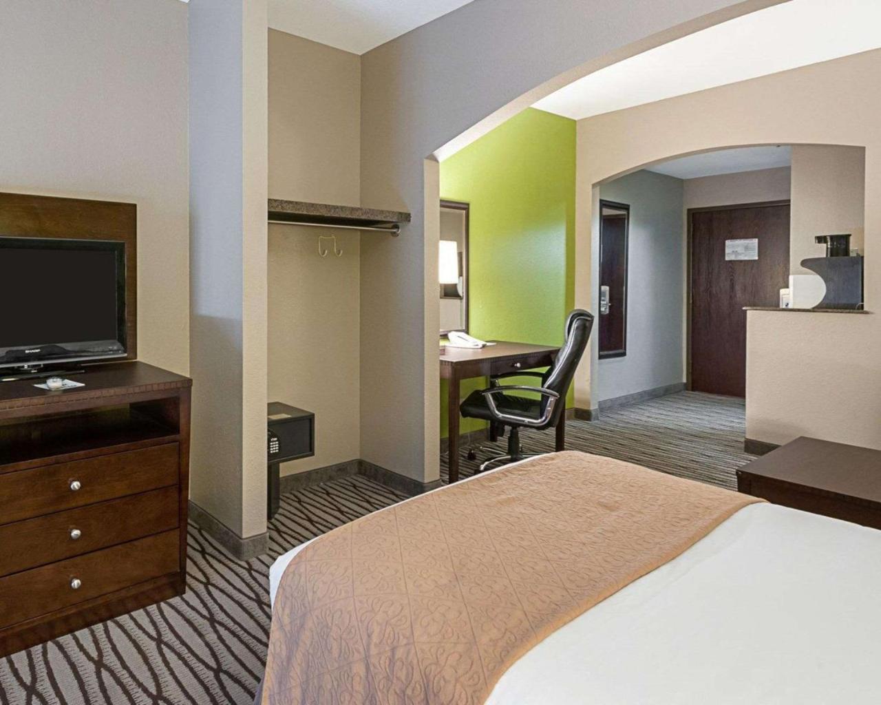 Quality Suites Sulphur Bagian luar foto