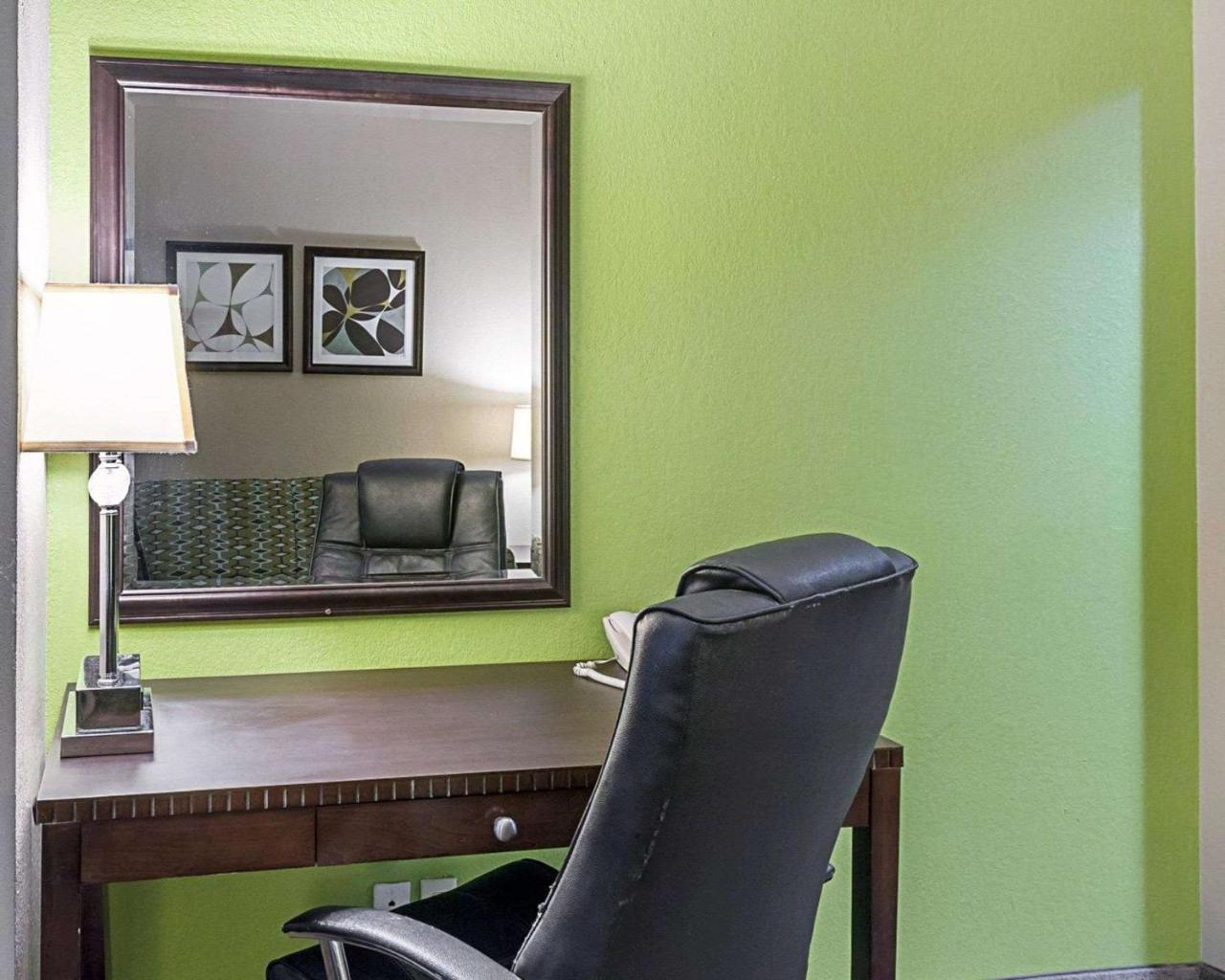 Quality Suites Sulphur Bagian luar foto
